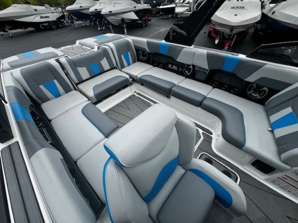 2021 Malibu Boats 23 LSV