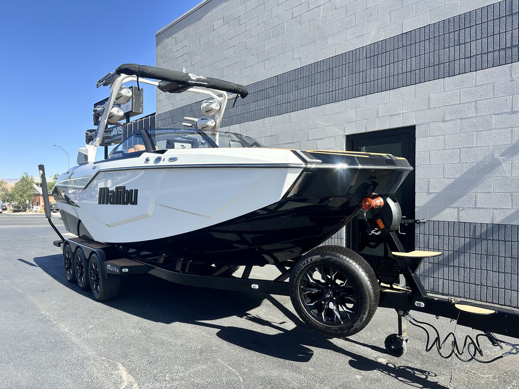 2025 Malibu Boats M242