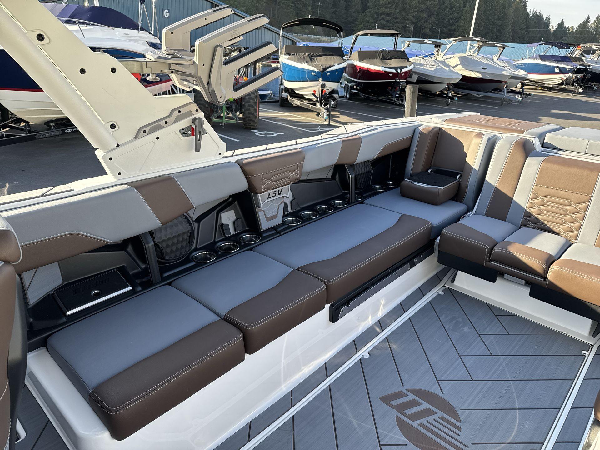 2025 Malibu 26 LSV