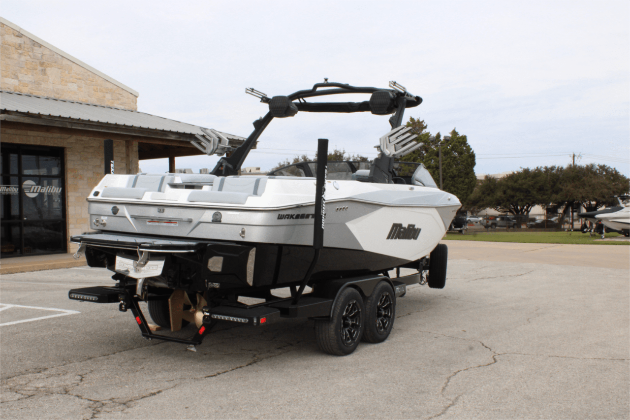 2025 Malibu 23 LSV