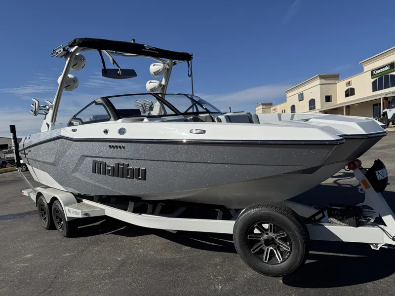 2025 Malibu 23 MXZ