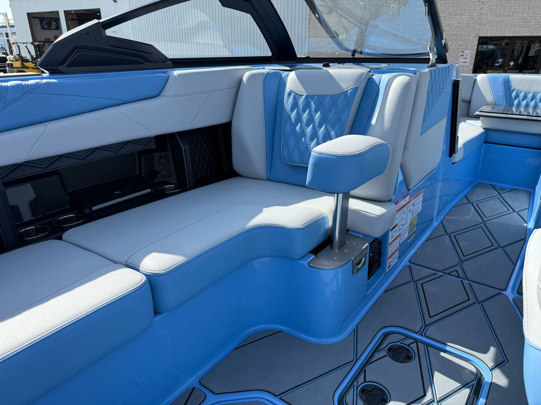 2025 Malibu M230