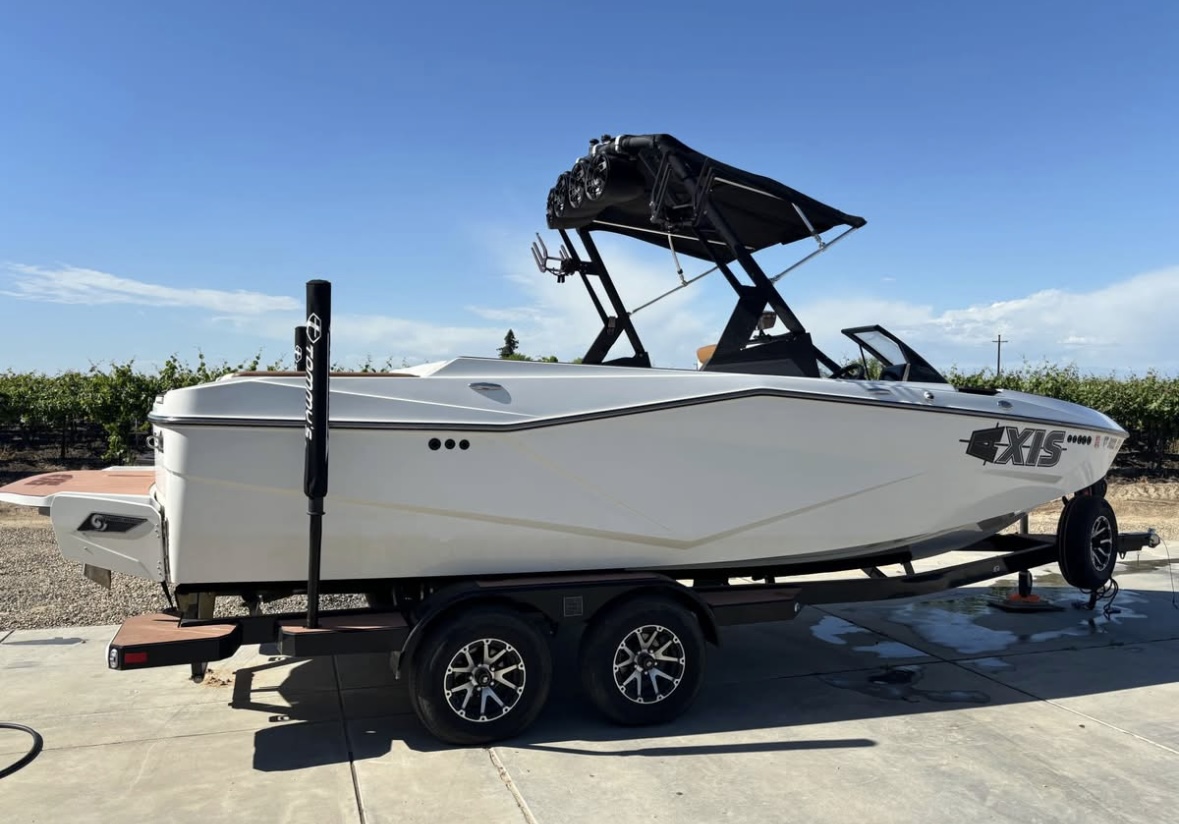 2022 Axis Wake T220