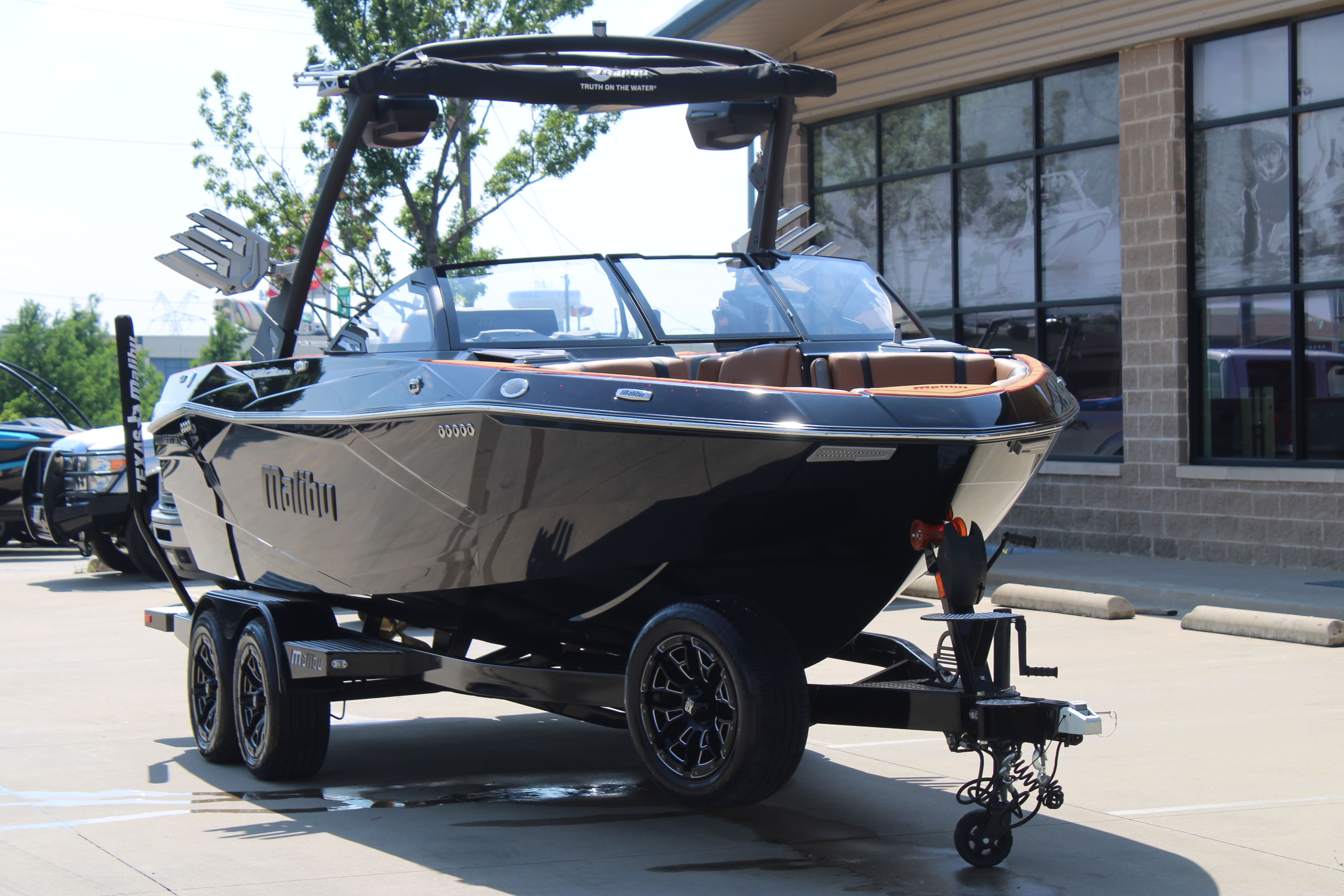 2025 Malibu 23 LSV