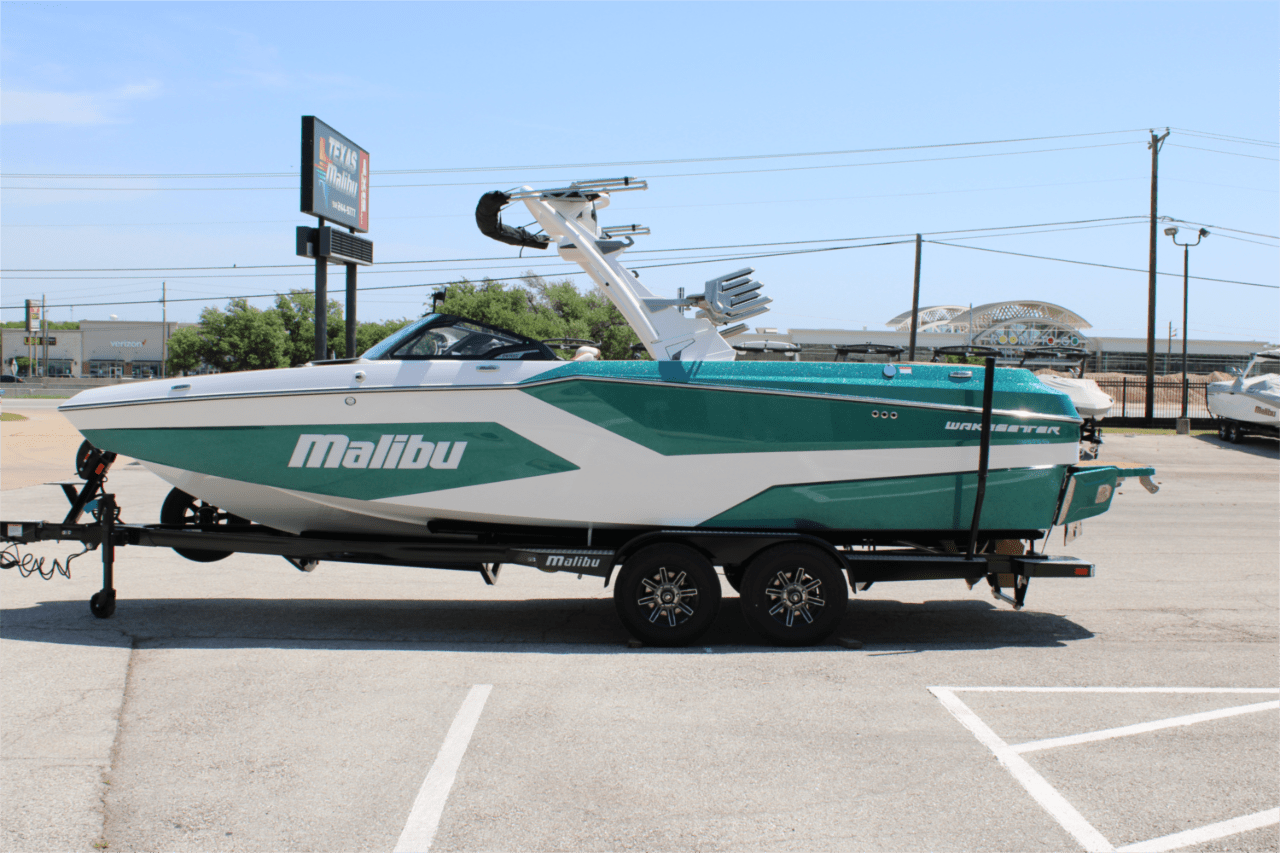 2025 Malibu 24 MXZ Icon