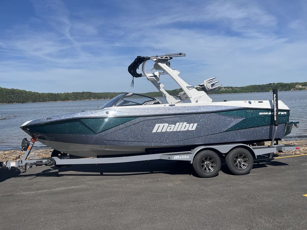 2025 Malibu Boats 23 LSV Icon