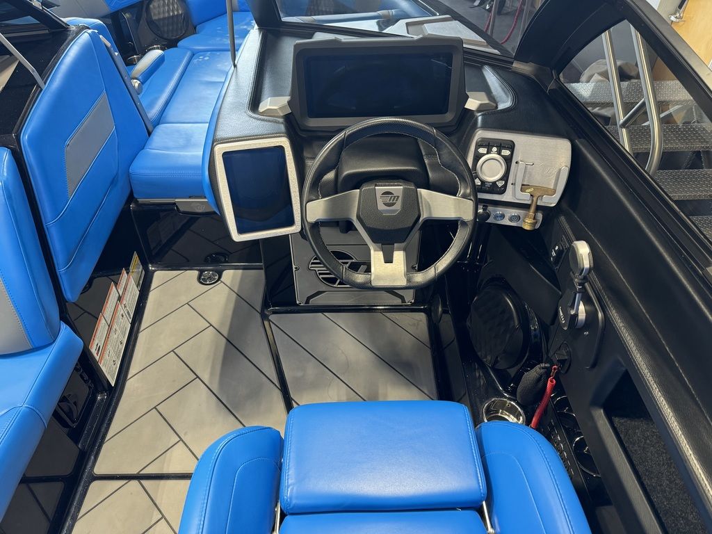 2022 Malibu Boats 25 LSV