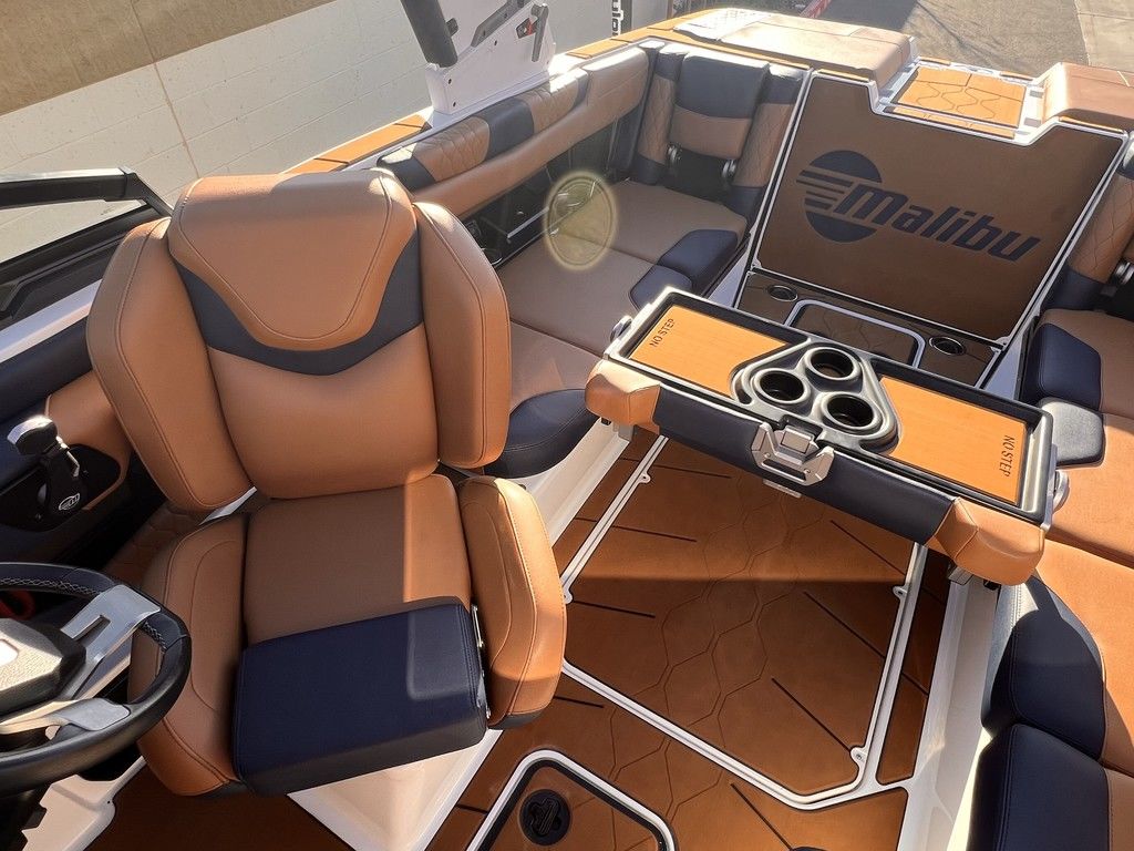 2023 Malibu Boats M220