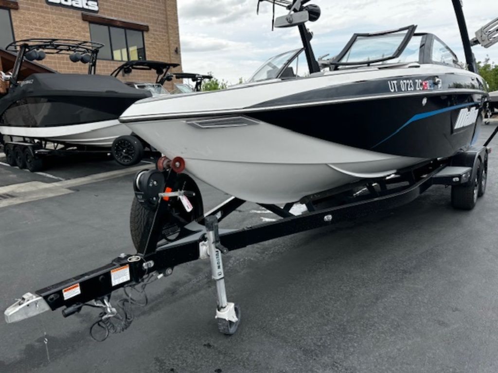 2021 Malibu Boats 23 LSV
