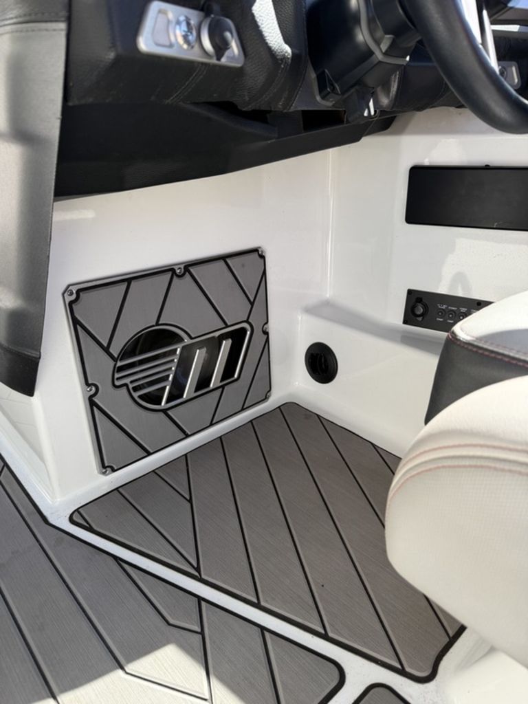 2018 Malibu Boats 23 LSV