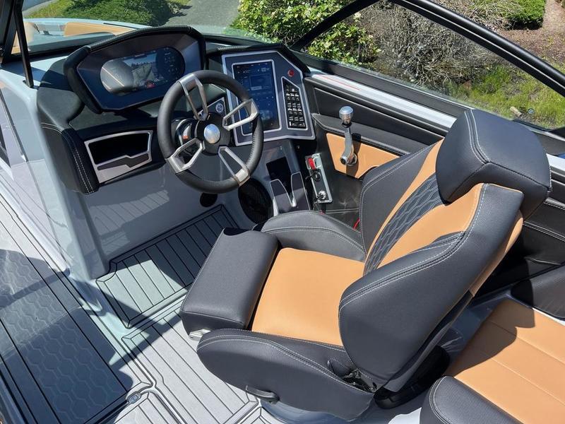 New 2024 MasterCraft XT22