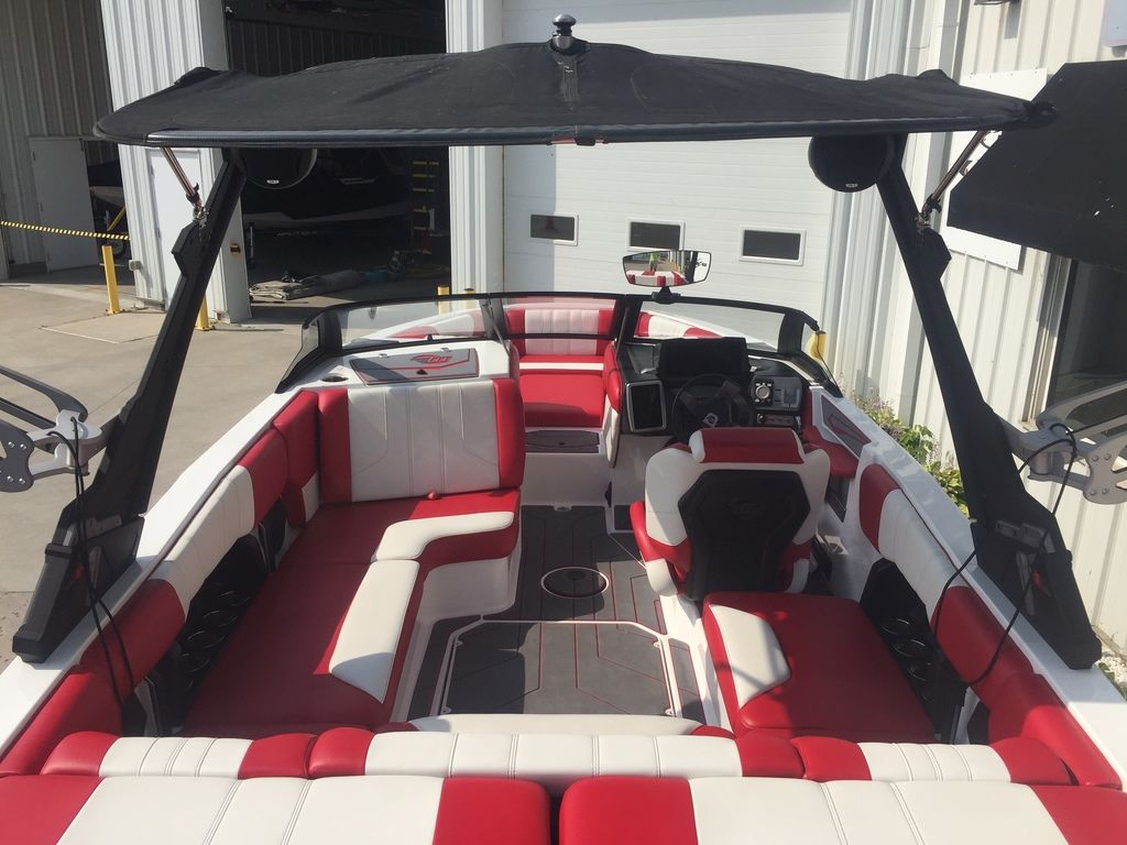 2022 Malibu Boats 21 LX Icon