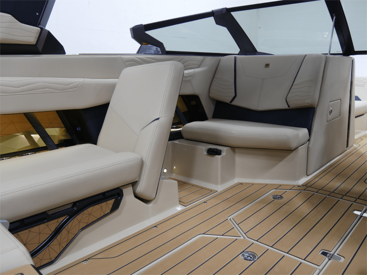 2025 Nautique G23 – Jet Black/Sahara Sand