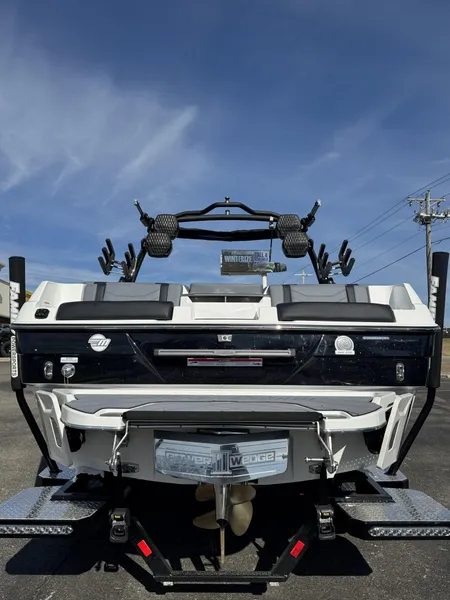 2025 Malibu 23 LSV