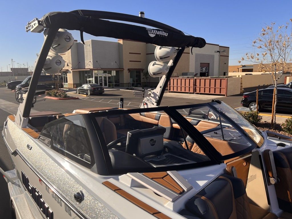2023 Malibu Boats M220