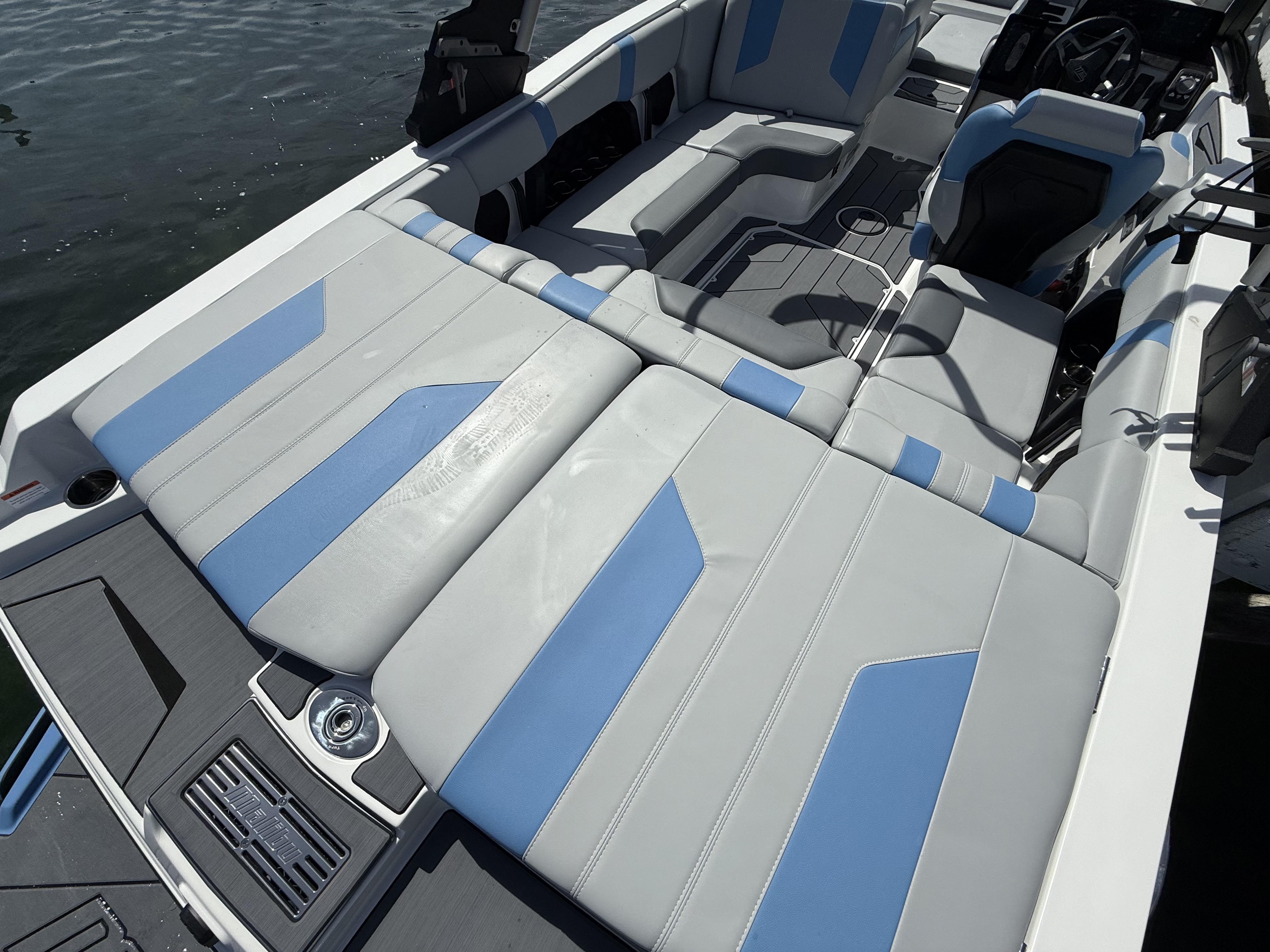 2025 Malibu 21 LX