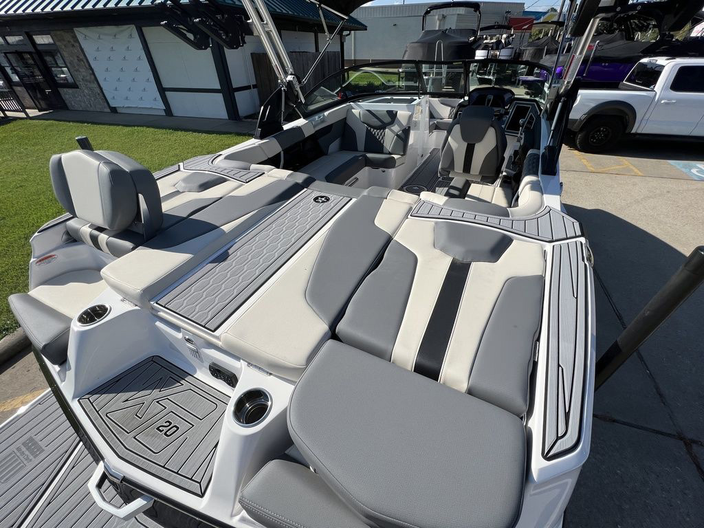 2024 MasterCraft XT20