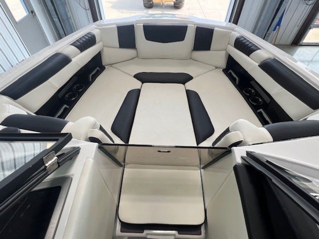 2024 Malibu Boats M220