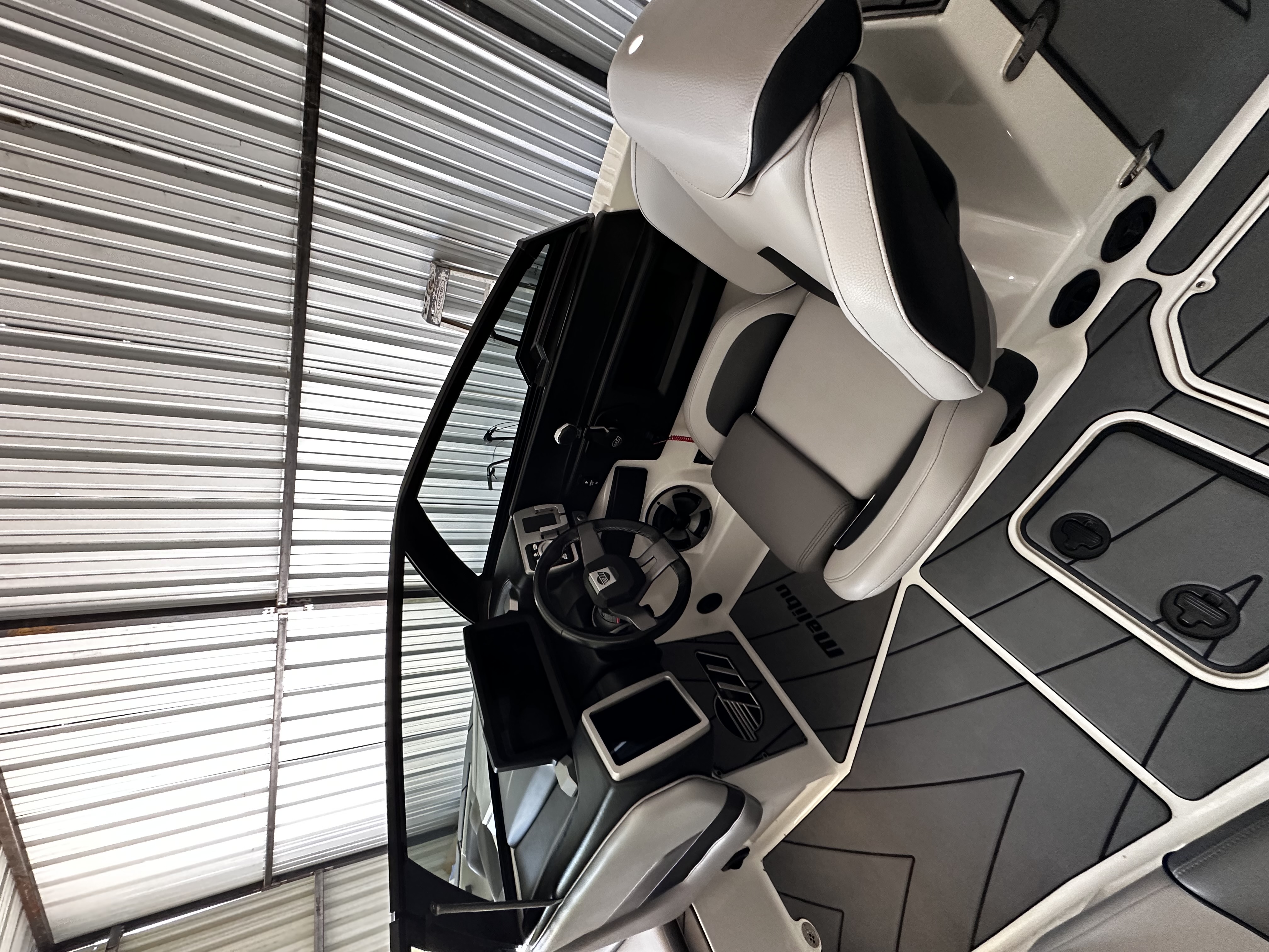 2021 Malibu Wakesetter 25 LSV