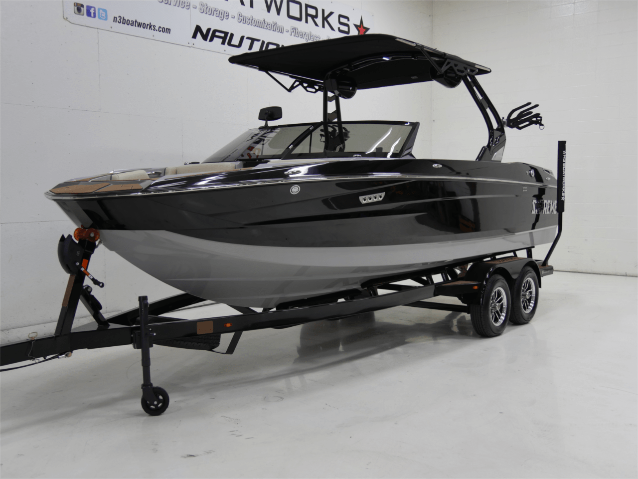 2025 Supreme S220 – Onyx Black