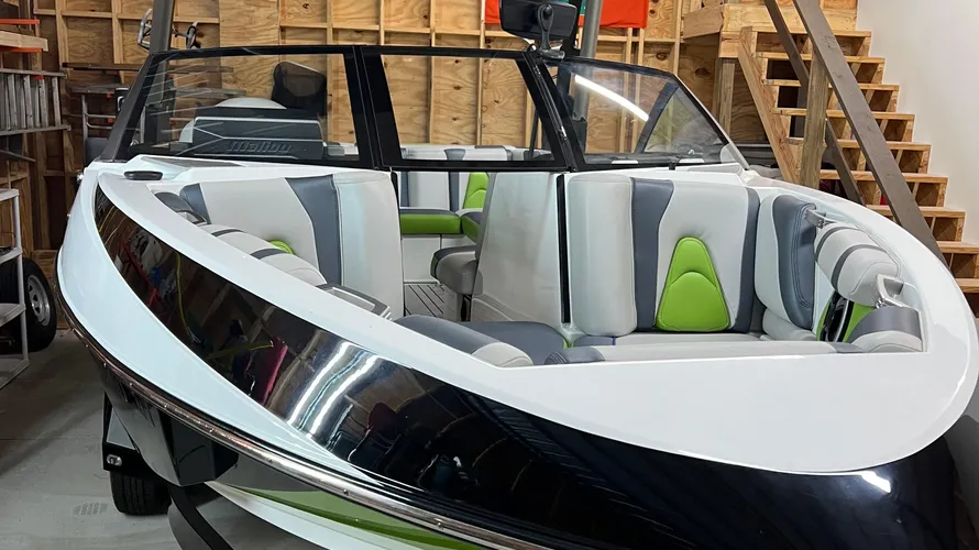 2017 Malibu Wakesetter 21 VLX – Low hours