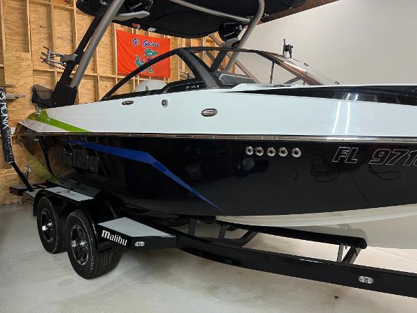 2017 Malibu Wakesetter 21 VLX – Low hours