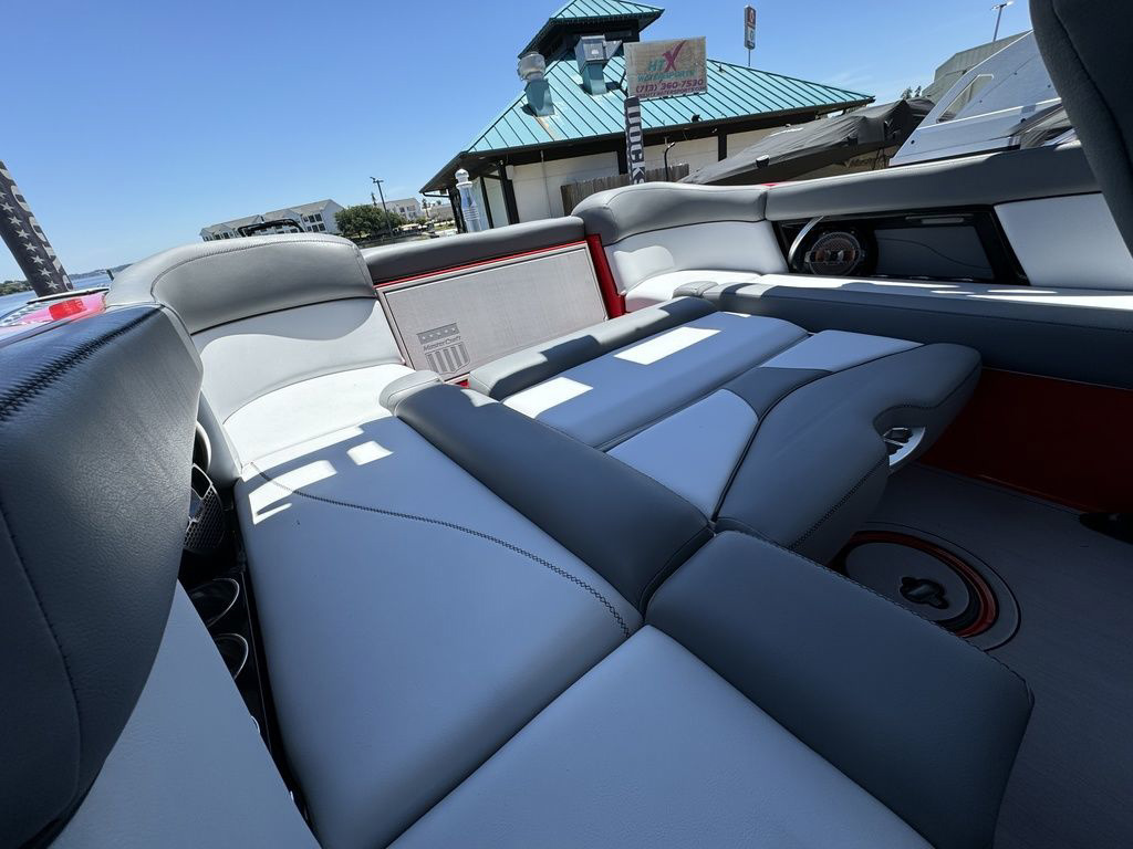 2019 MasterCraft XT22