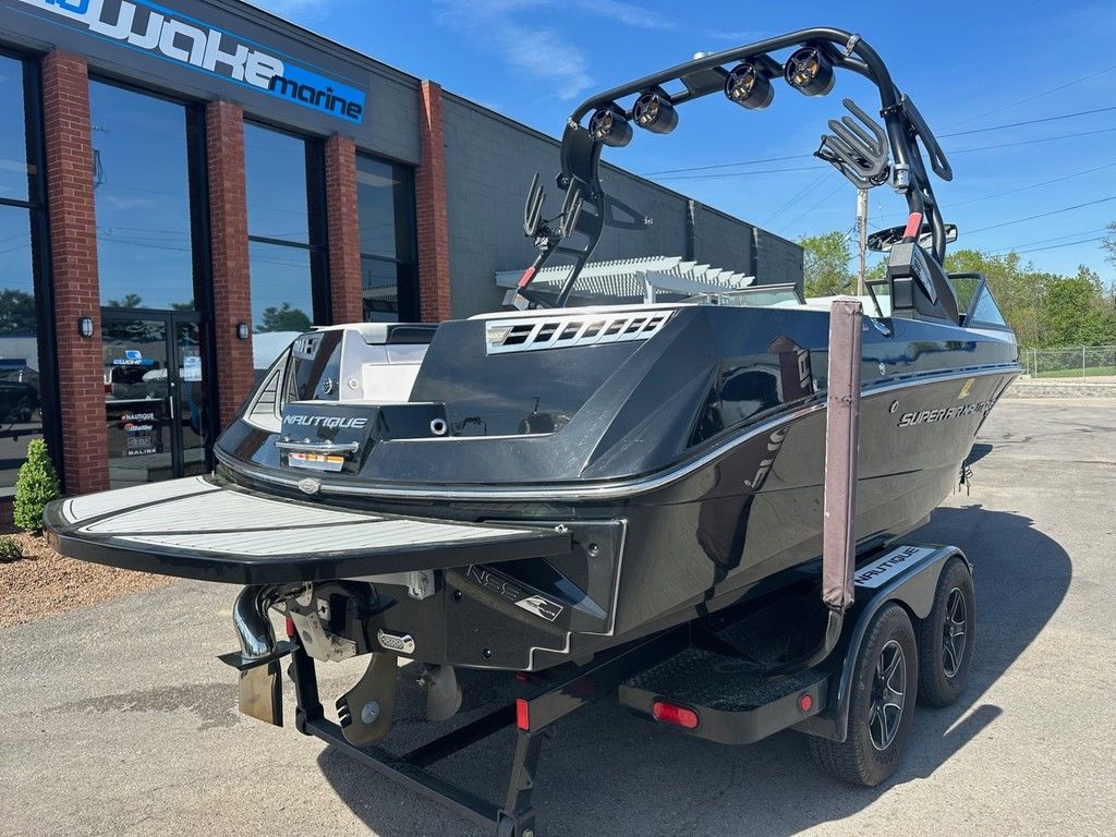 2015 Nautique 210