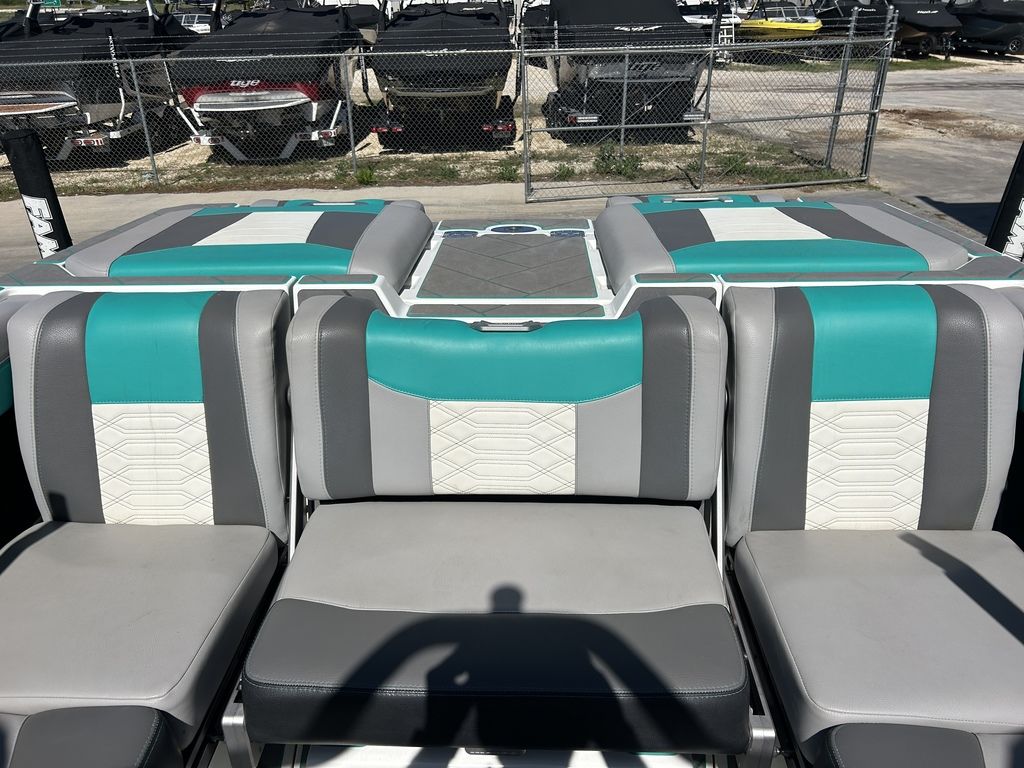 2022 Malibu Boats 25 LSV