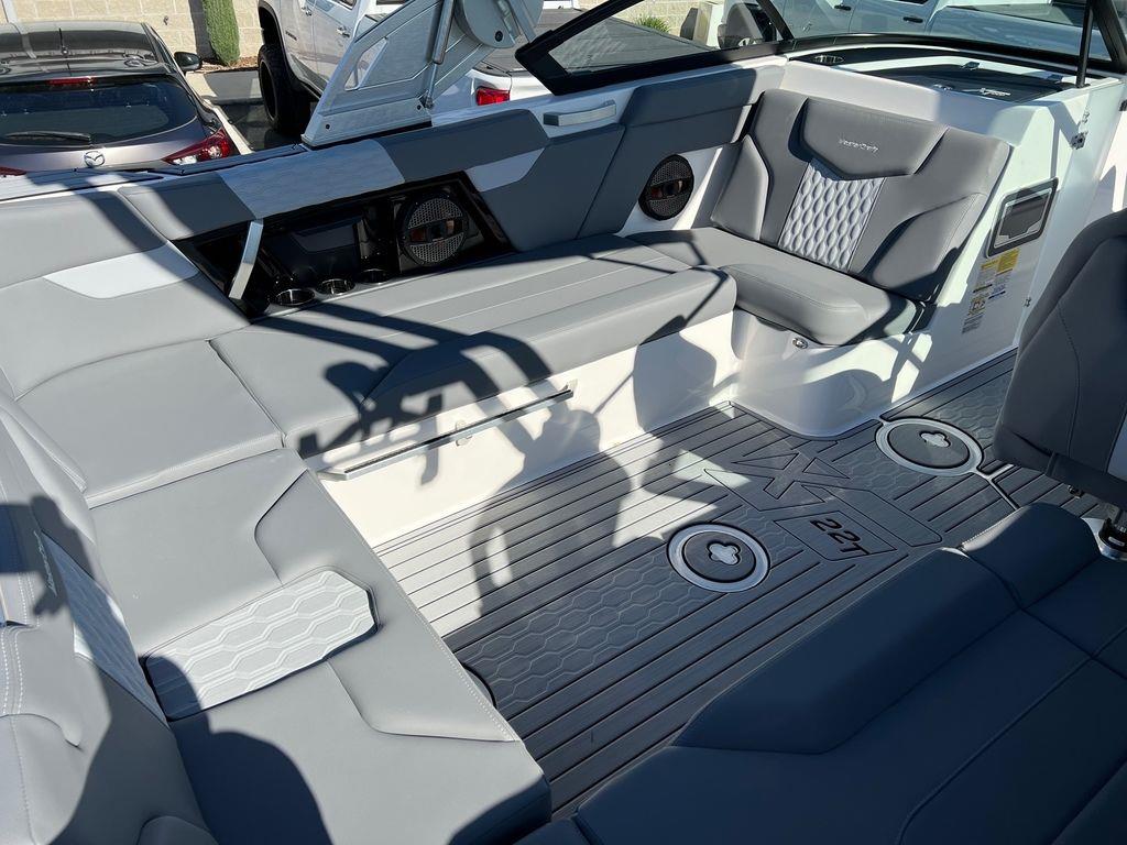 2024 MasterCraft XT22 T