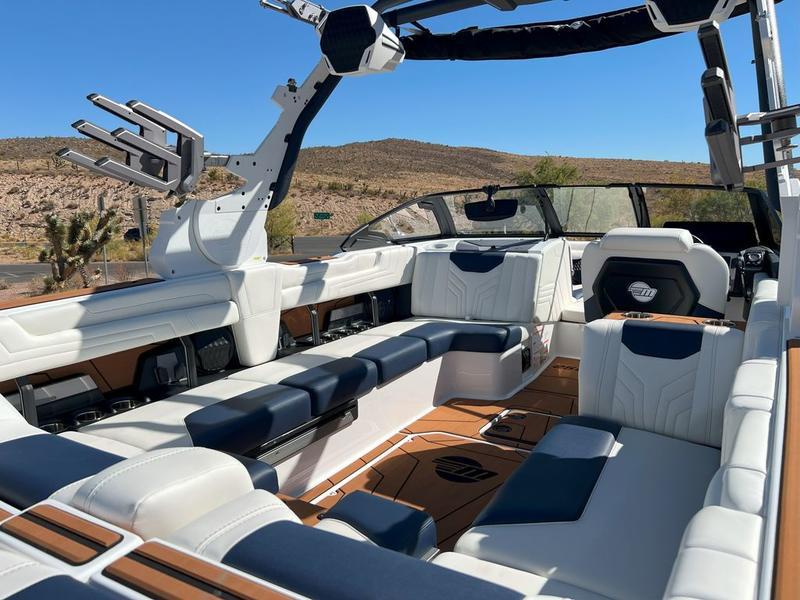 2025 Malibu 25 LSV
