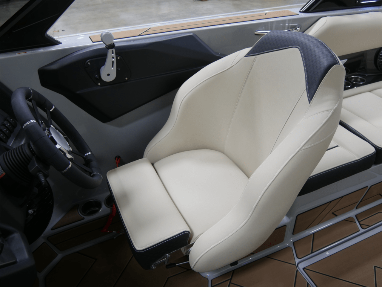 2025 Supreme S220 – Onyx Black