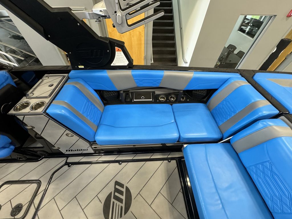 2022 Malibu Boats 25 LSV