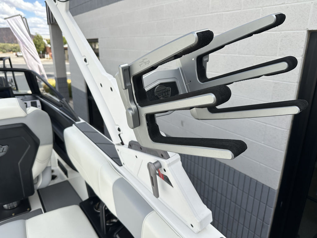 2023 Malibu Boats 22 LSV