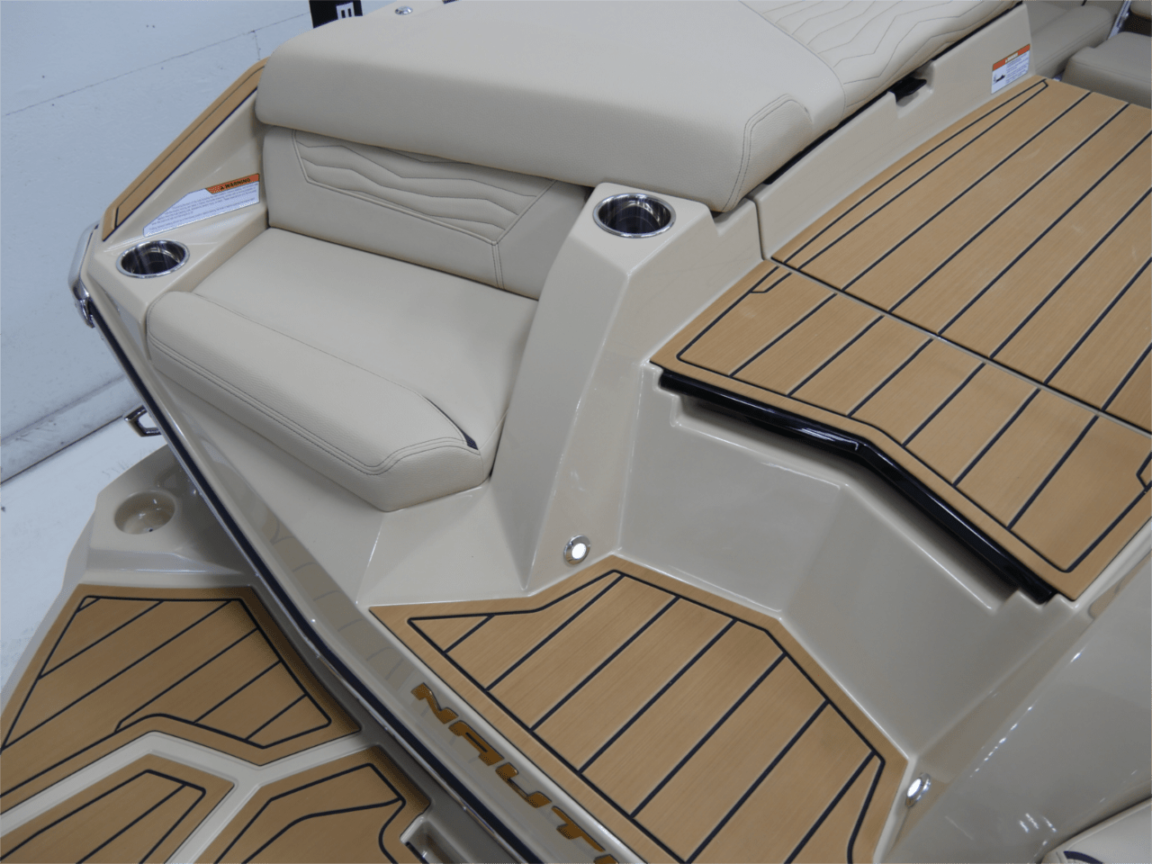 2025 Nautique G23 – Jet Black/Sahara Sand