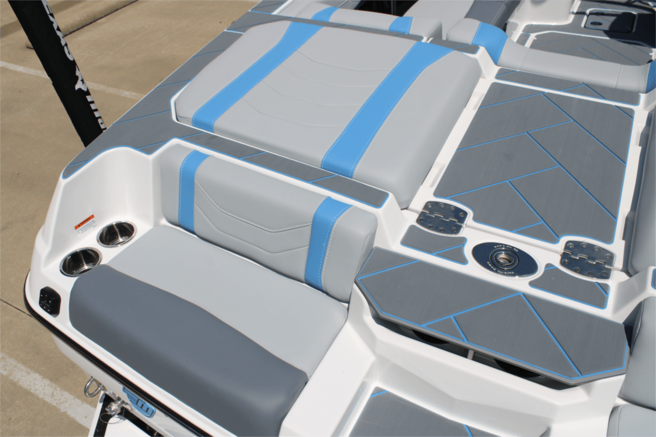 2025 Malibu 23 LSV Icon