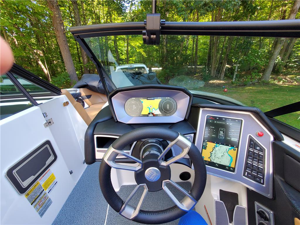 2022 MasterCraft XT22 - Like new