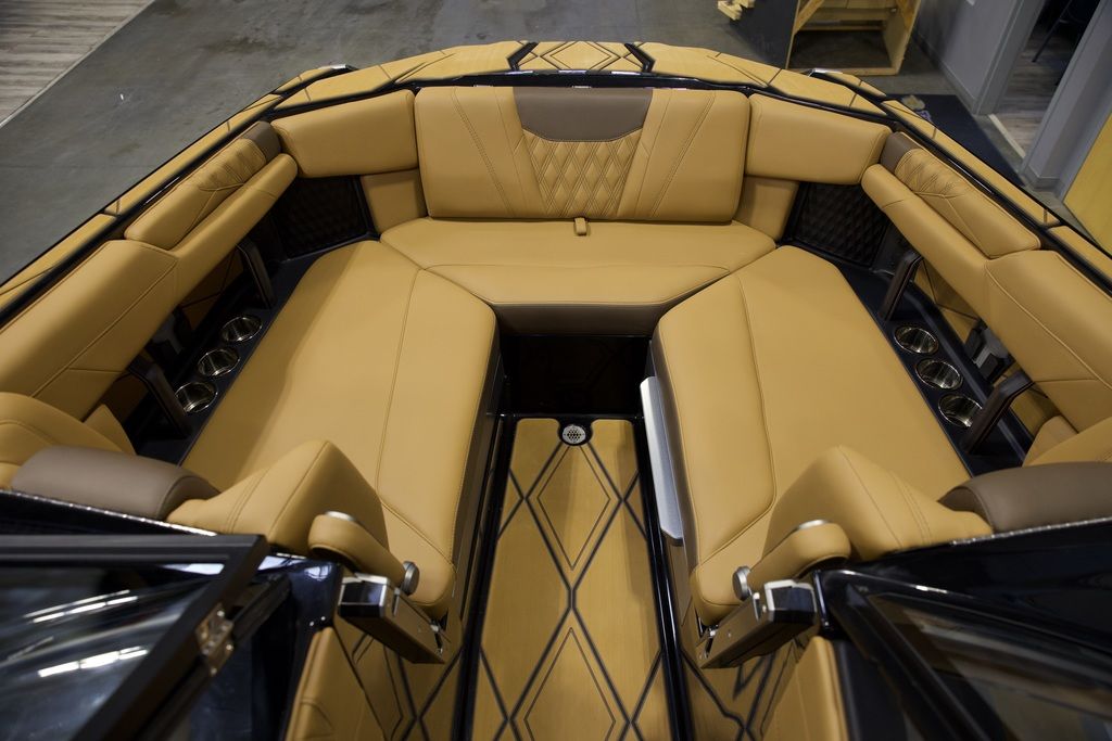 2025 Malibu Boats M242