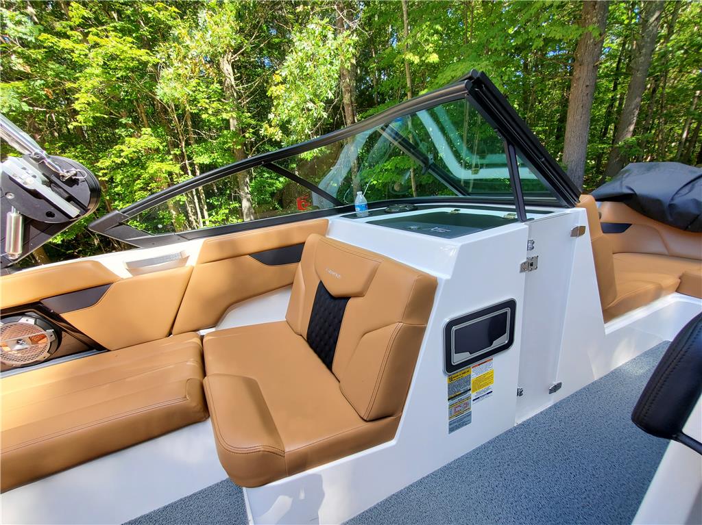 2022 MasterCraft XT22 - Like new