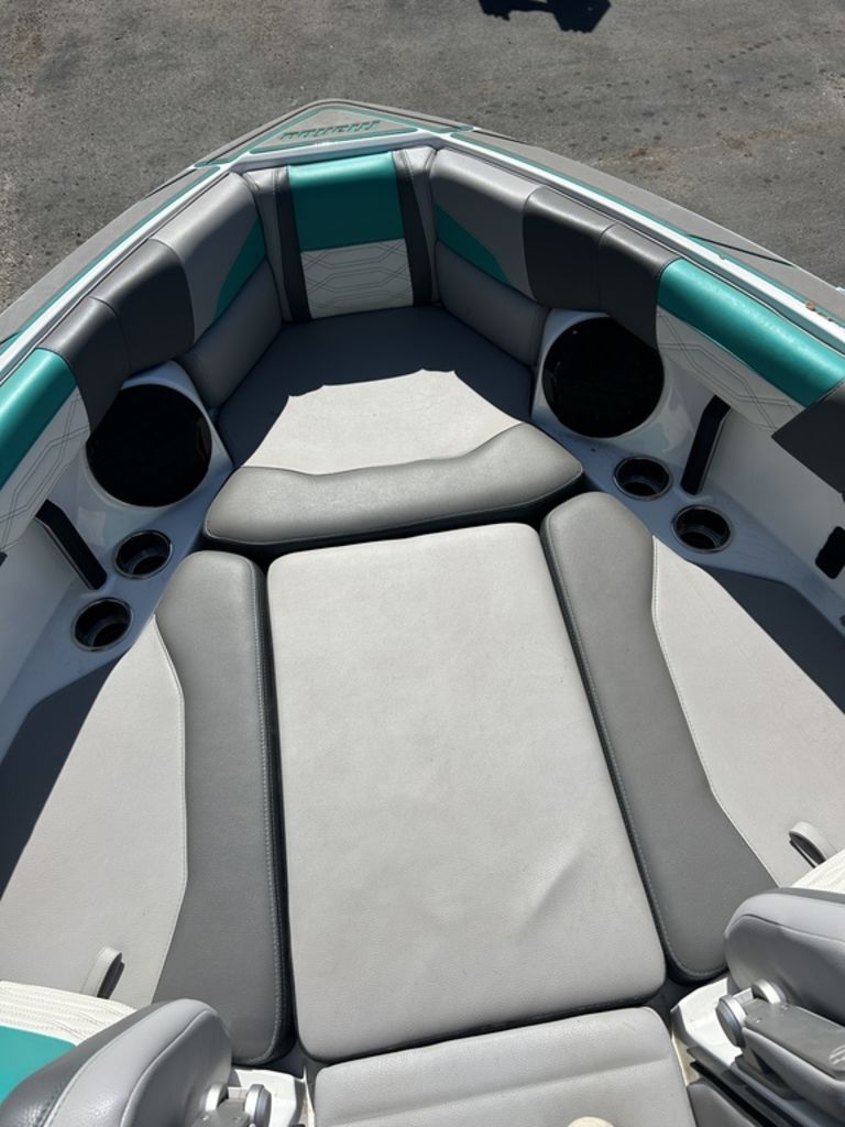 2022 Malibu Boats 25 LSV