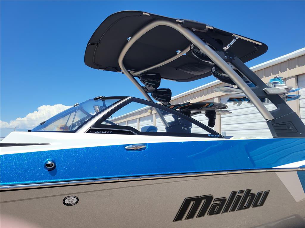 2019 Malibu 22MXZ Icon