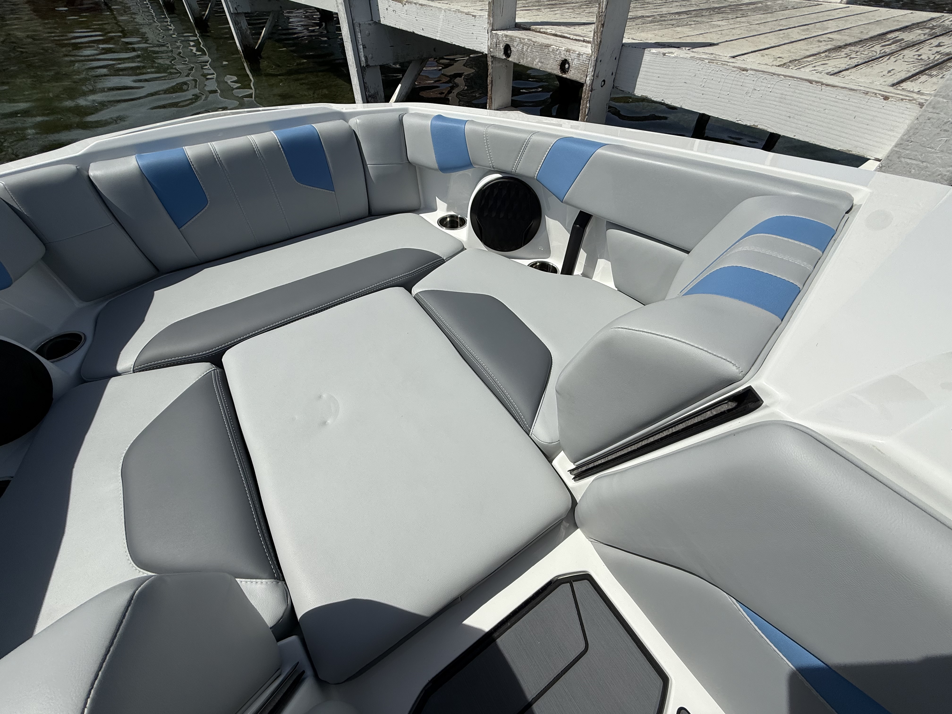 2025 Malibu 21 LX
