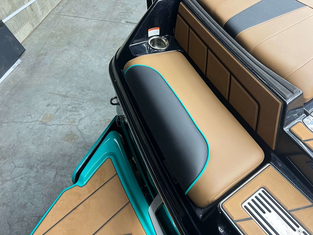 2021 Malibu Boats LSV