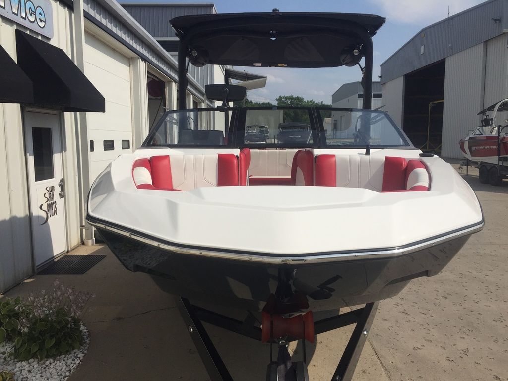 2022 Malibu Boats 21 LX Icon