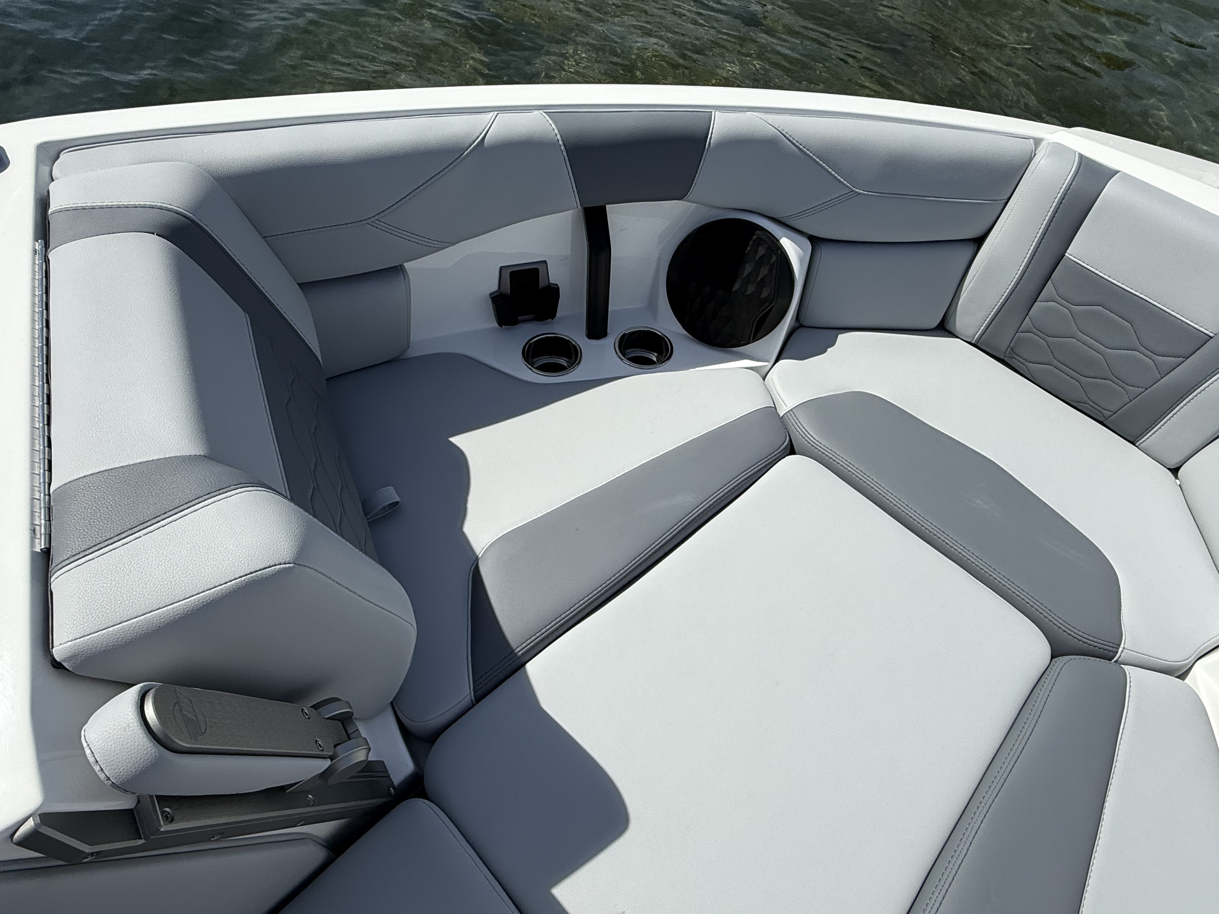 2025 Malibu 23 LSV