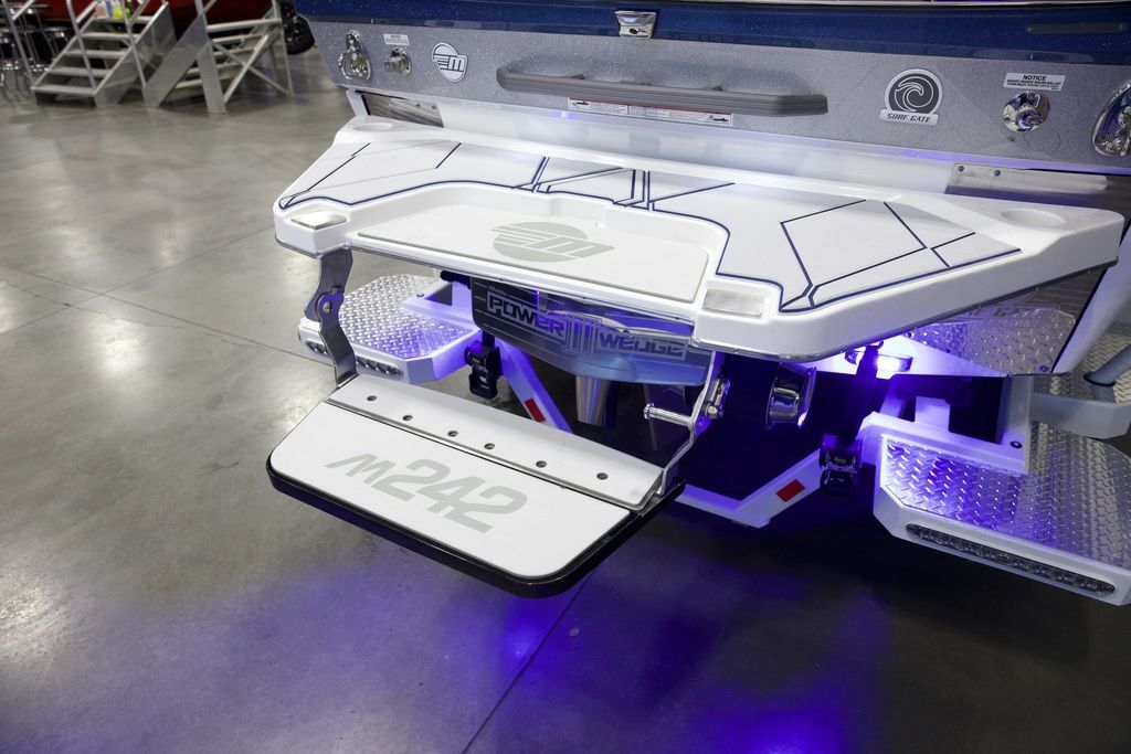 2025 Malibu Boats M242