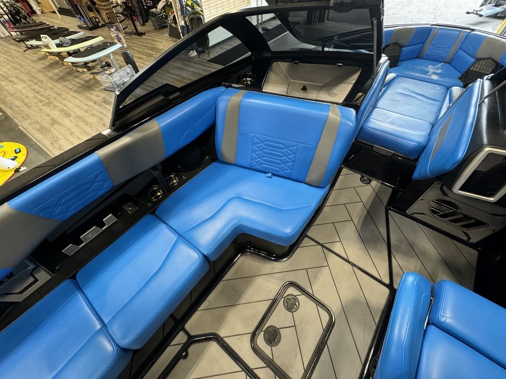 2022 Malibu Boats 25 LSV