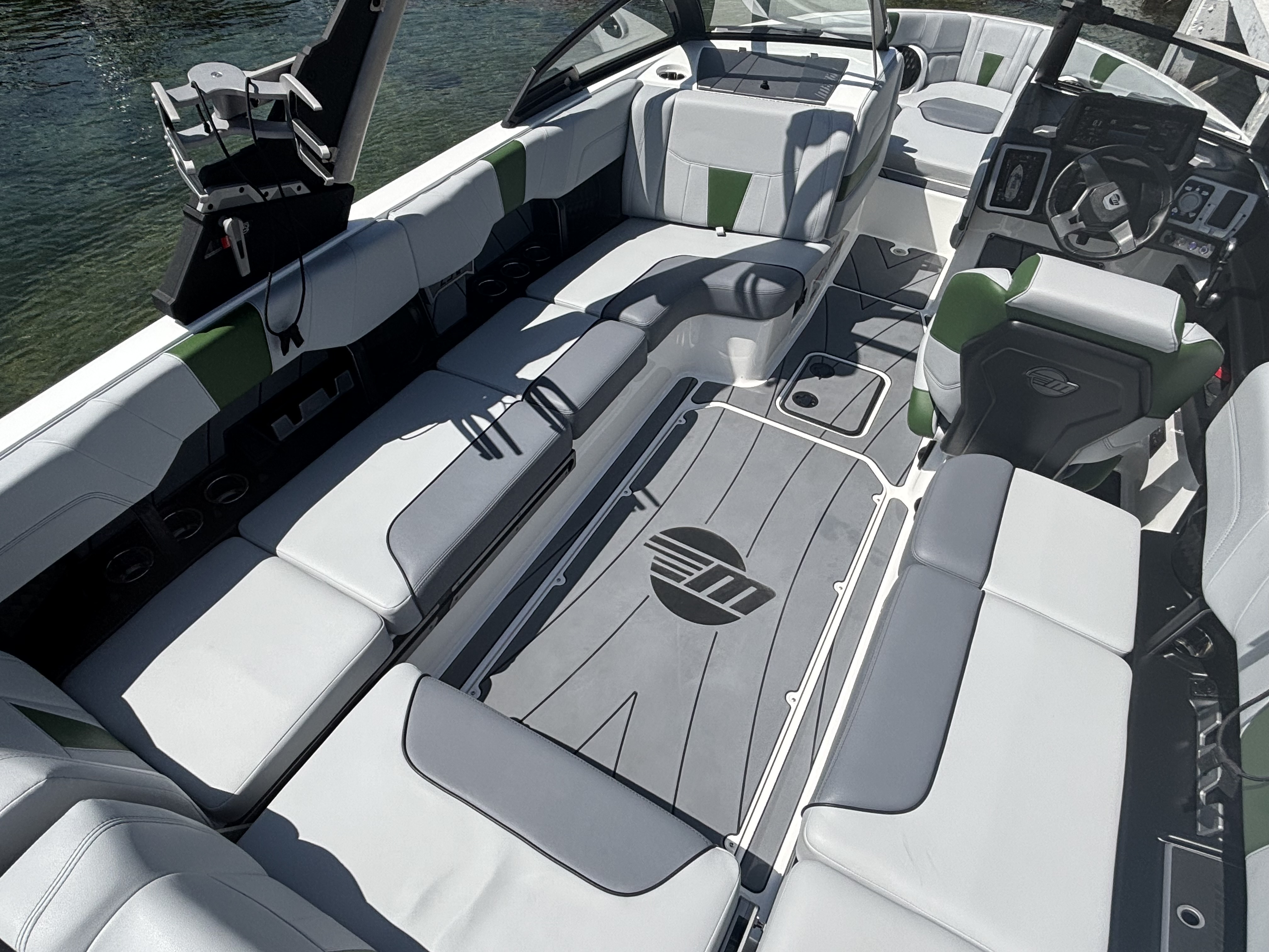 2023 Malibu 23 LSV