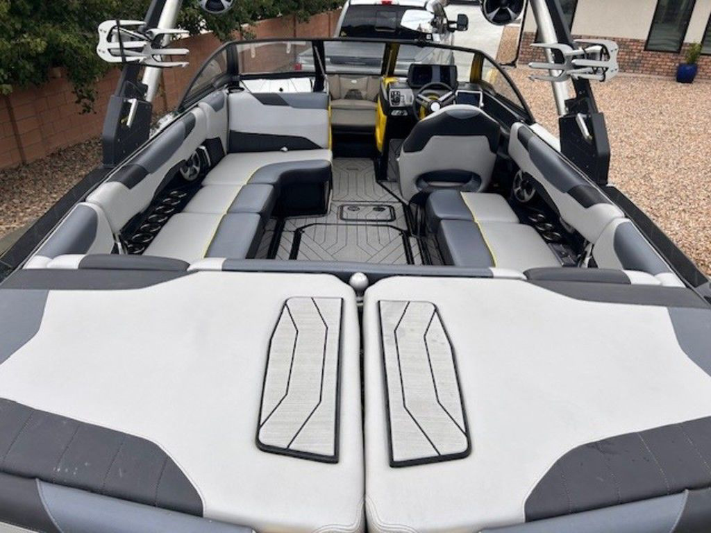 2018 Malibu Boats 23 LSV