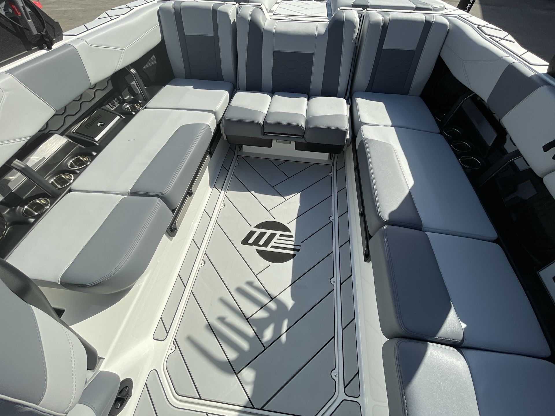 2024 Malibu 23 LSV